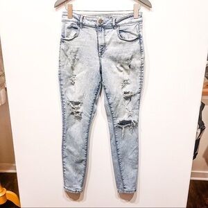 Maurices Distressed Light Wash Jegging SZ-M